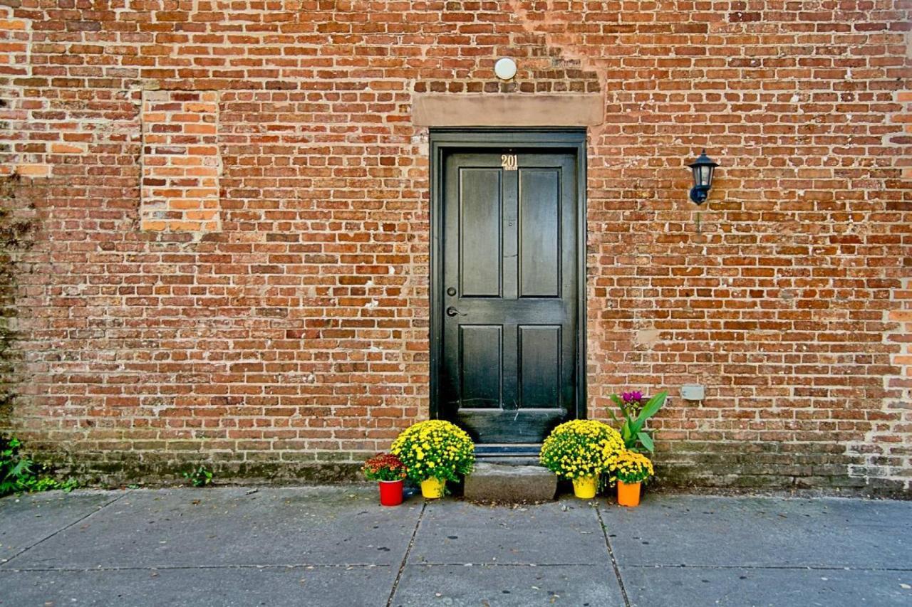 Comfy Carriage House Steps From The River Savannah Exterior foto